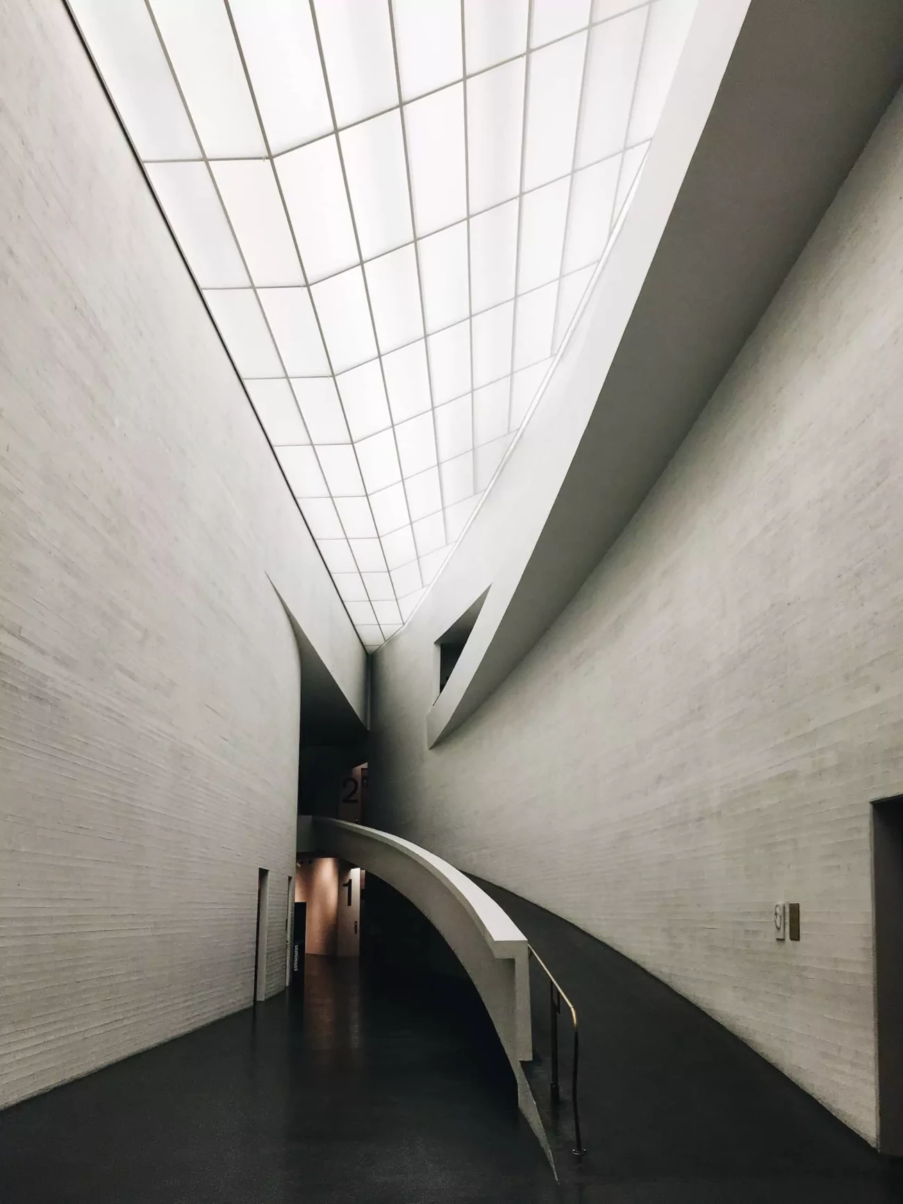 Послуги 6 A ramp along a curved wall in the Kiasma Museu, Helsinki, Finland