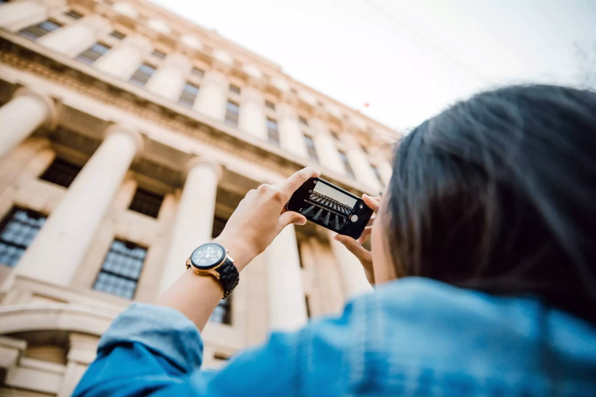 Послуги 7 Tourist taking photo of a building